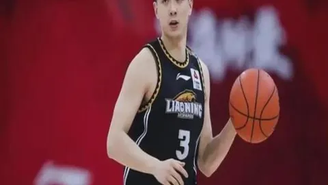 CBA联赛中场激战，激情碰撞的顶级较量！